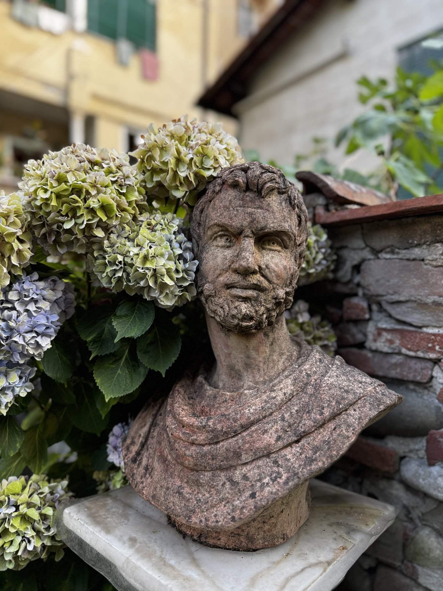 Un dettaglio scultoreo tra il verde del giardino