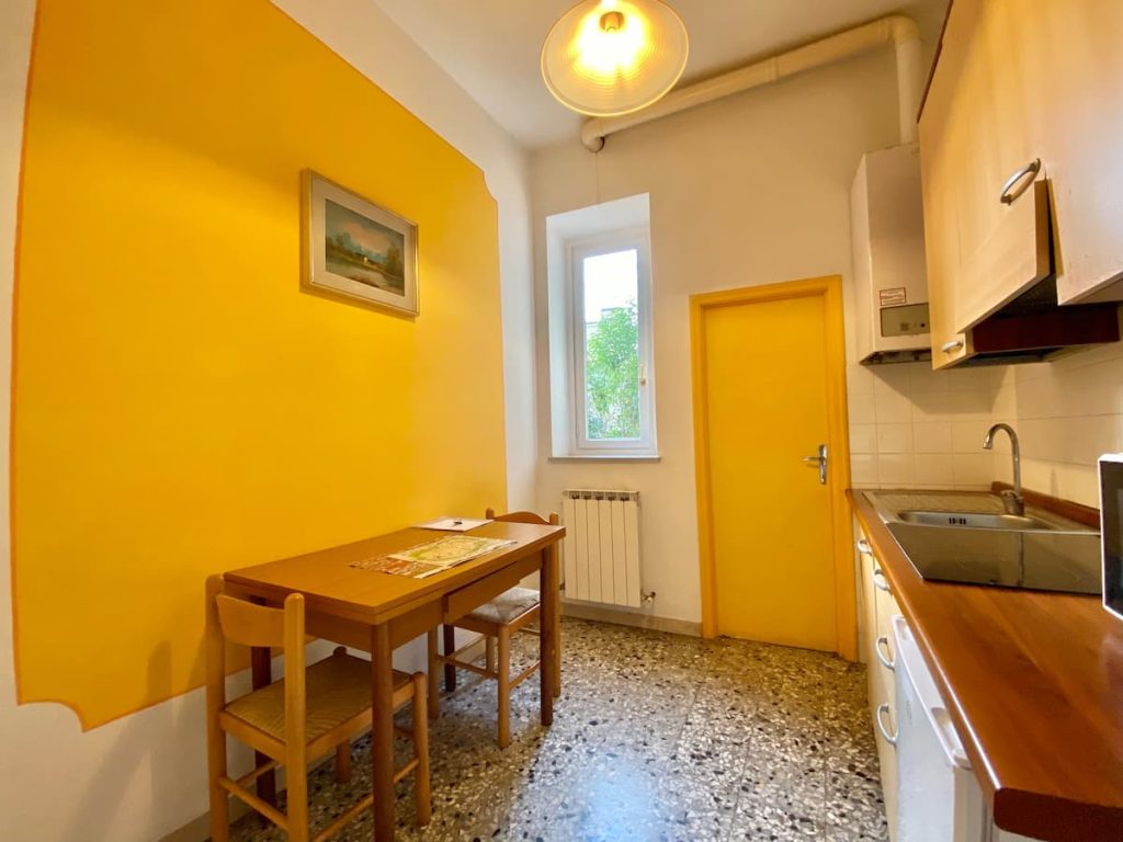 Cucina con tavolo da pranzo del Gelso Bianco