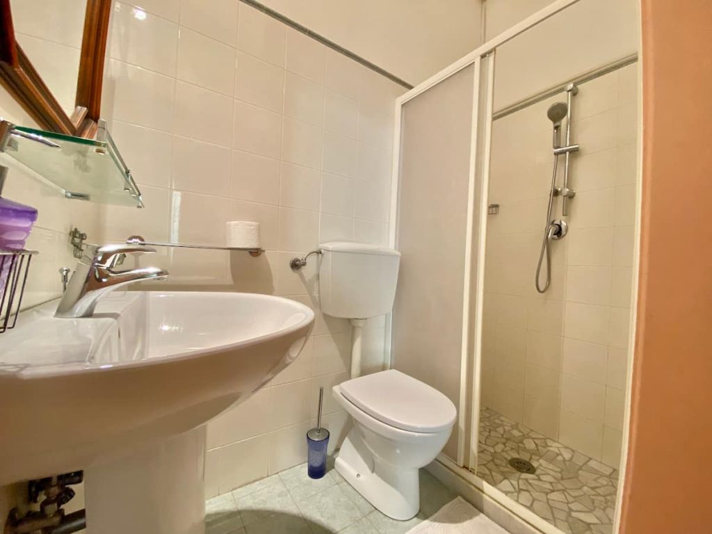 Bagno con doccia del Gelso Rosso